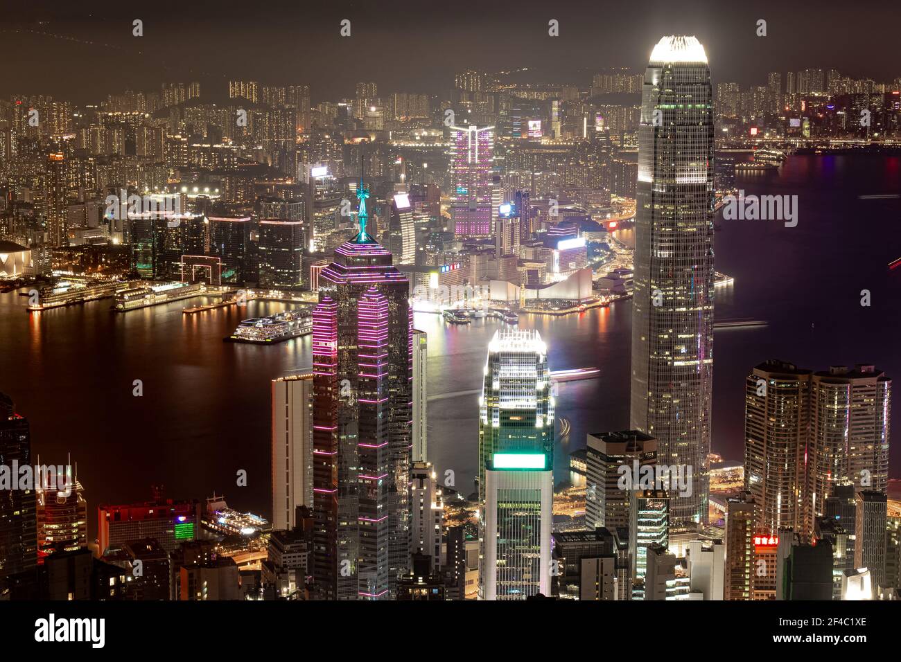 Vue nocturne depuis le Peak sur Central, le port Victoria et Kowloon. Le Centre financier international se trouve sur la droite et le Centre sur la gauche. Banque D'Images