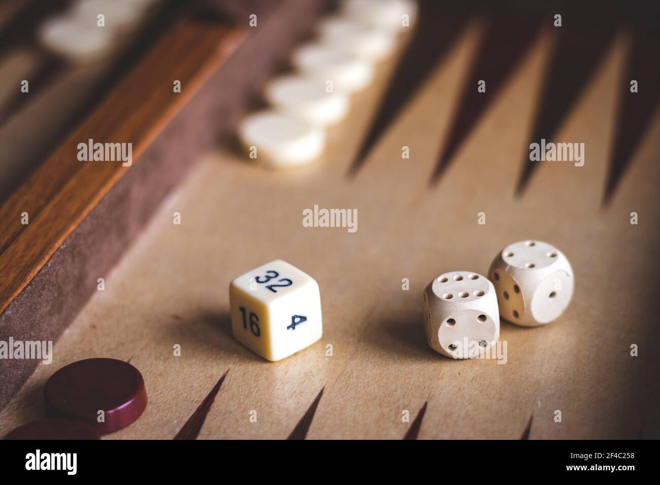 Configurez le jeu de backgammon. Dés sur un jeu de bois. Mise au point sélective Banque D'Images