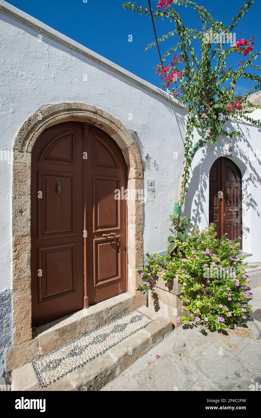 Porte traditionnelle et pas de galets, Lindos, Rhodes, Dodécanèse, Grèce Banque D'Images