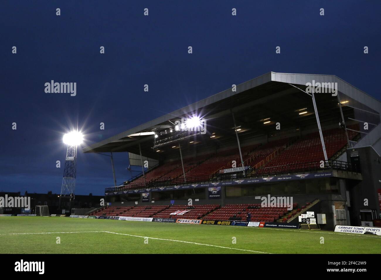 Vue générale du parc Blundell pendant le match de la ligue FEL de Sky Bet deux entre Grimsby Town et Crawley Town au parc Blundell à Cleethorpes. Banque D'Images