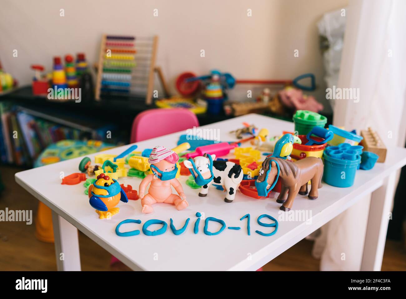 Budva, Monténégro - 17 mars 2021 : prévention du coronavirus. Jouets pour enfants dans un masque médical jetable en plastique. COVID 19 - plasticine Banque D'Images