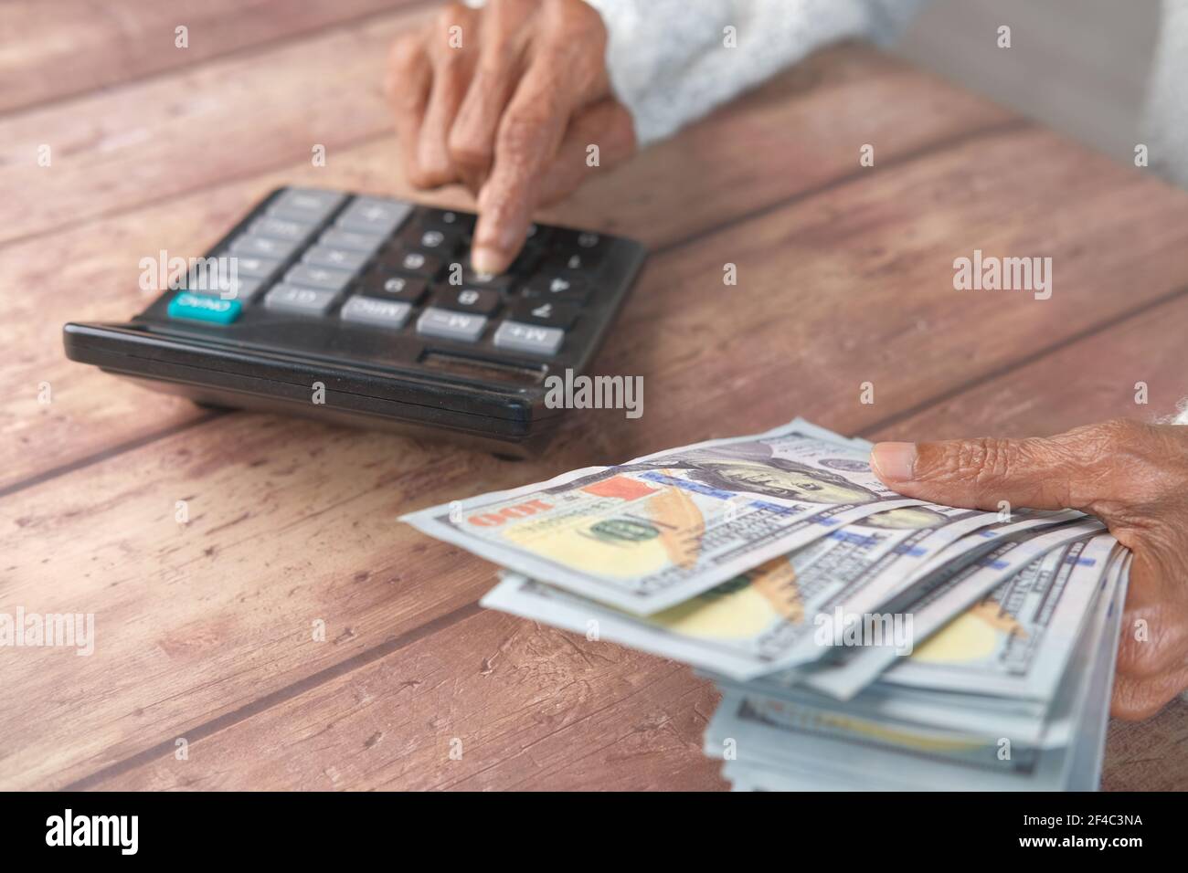 les femmes âgées nous détenaient de l'argent et à l'aide de la calculatrice, foyer sélectif Banque D'Images