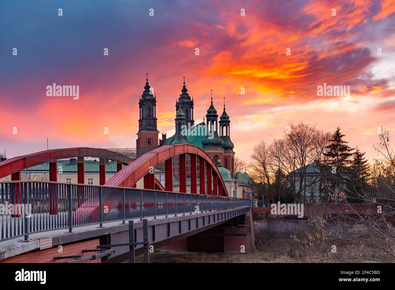Pont Bishop Jordan au-dessus de la rivière Cybina et de la cathédrale de  Poznan au magnifique coucher du soleil, Poznan, Pologne Photo Stock - Alamy