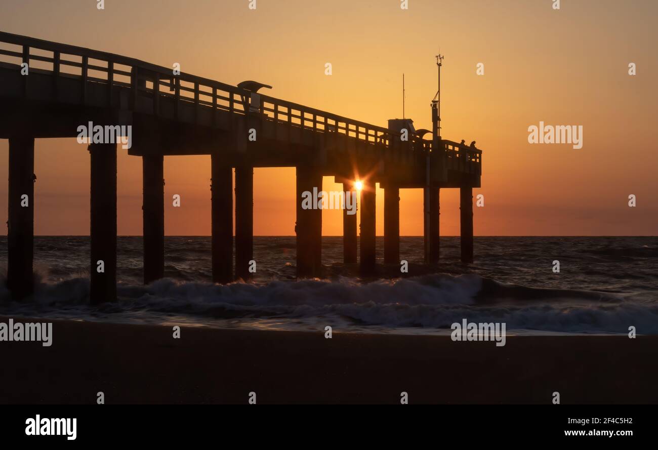 Jetée de St Augustine Beach au lever du soleil. Banque D'Images