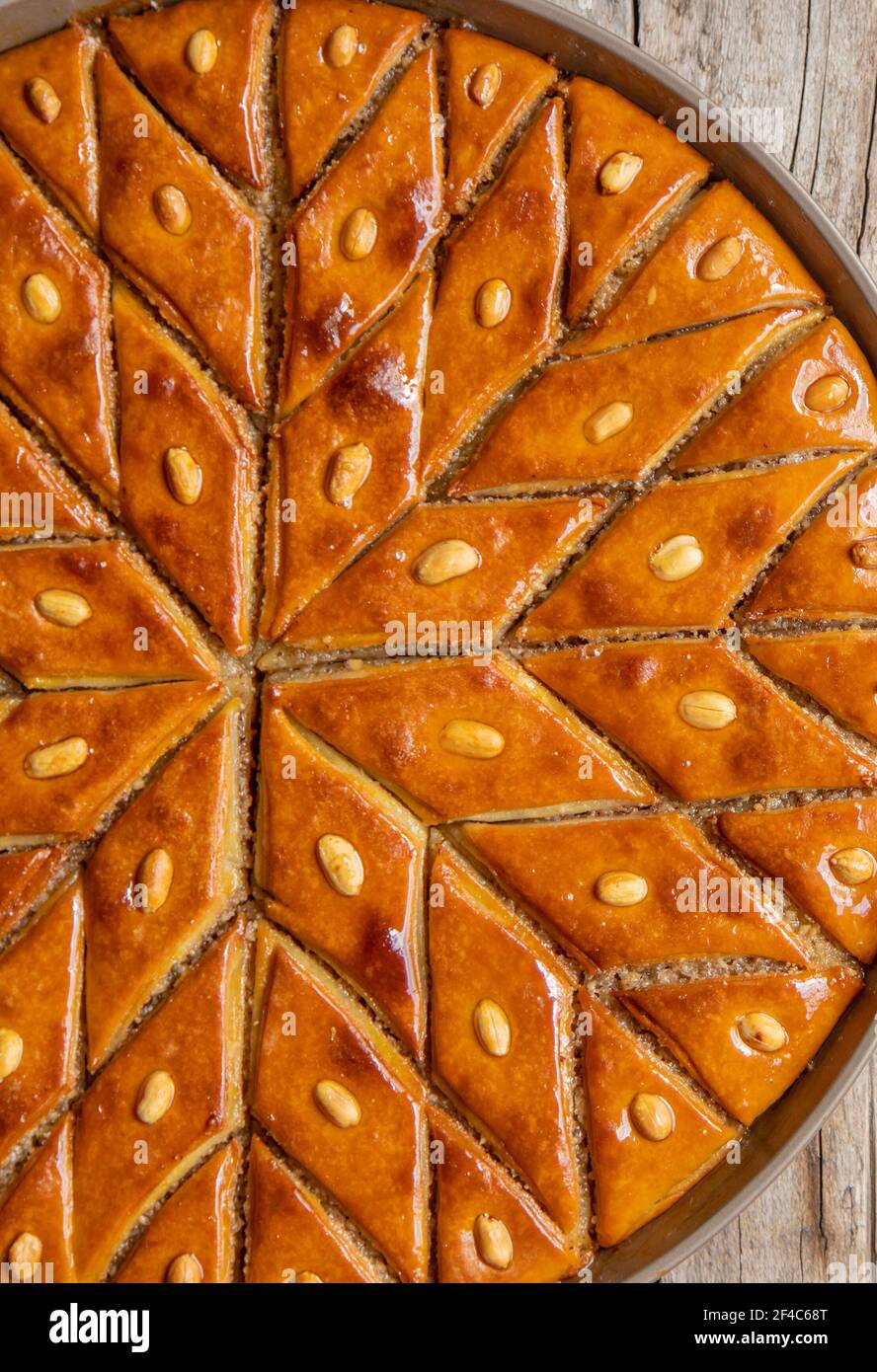 Baklava orientale douce aux noix. Mise au point sélective. Nourriture. Banque D'Images