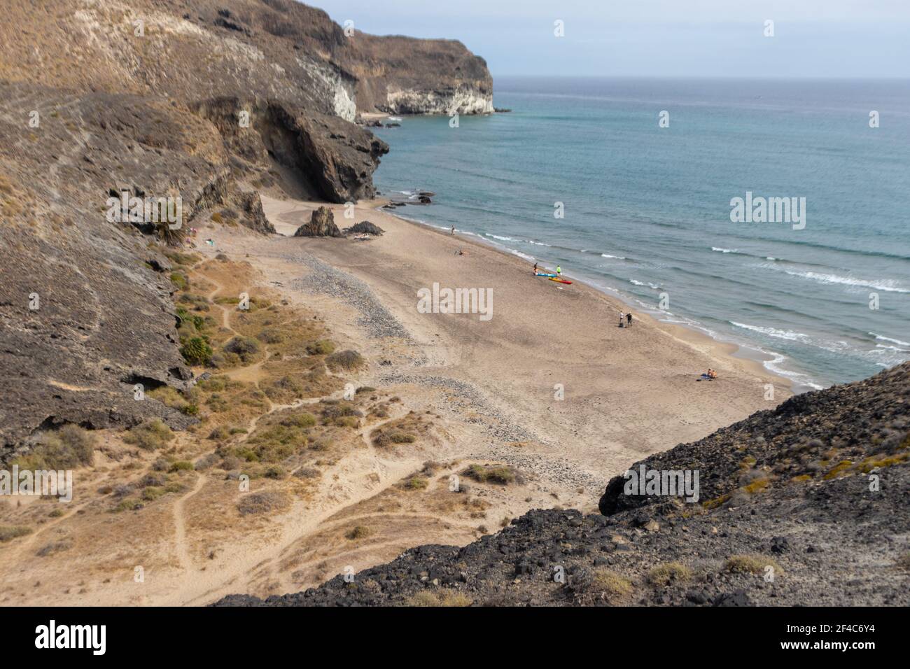 Almeria, Espagne. 10 octobre 202. Personnes sur la plage Barronal à l'intérieur du parc national de Cabo de Gata en Andalousie au coucher du soleil Banque D'Images