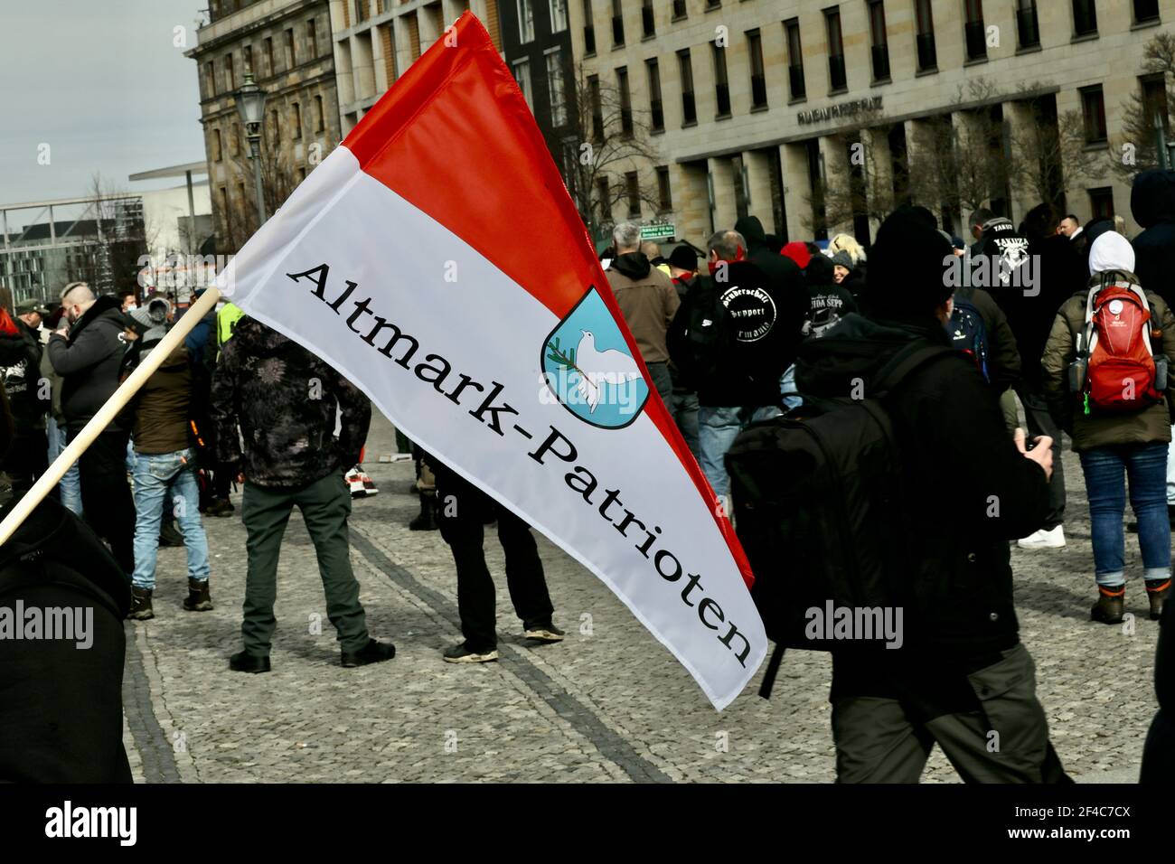 Berlin, Allemagne, 20 mars 2021. Un mélange coloré de participants à la manifestation, composé de nazis de droite, de corona deniers bourgeois et de théoriciens de la conspiration, démontreront contre les règles de verrouillage actuellement en vigueur en Allemagne.des contre-manifestants antifascistes accompagnent la manifestation, mais sont retenus par de fortes forces de police. Crédit : Juergen Nowak/Alay Live News Banque D'Images