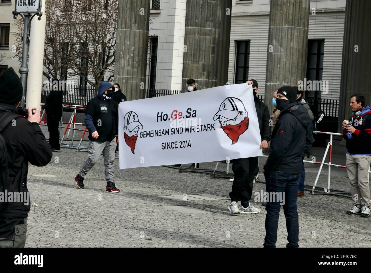 Berlin, Allemagne, 20 mars 2021. Un mélange coloré de participants à la manifestation, composé de nazis de droite, de corona deniers bourgeois et de théoriciens de la conspiration, démontreront contre les règles de verrouillage actuellement en vigueur en Allemagne.des contre-manifestants antifascistes accompagnent la manifestation, mais sont retenus par de fortes forces de police. Crédit : Juergen Nowak/Alay Live News Banque D'Images