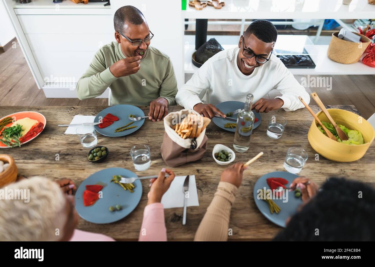 Bonne famille noire mangeant un déjeuner sain ensemble à la maison Banque D'Images