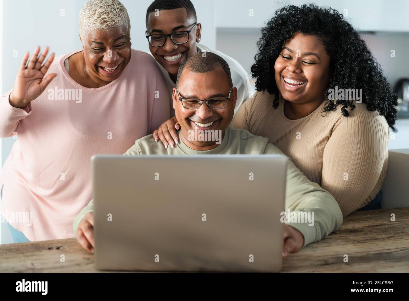 Bonne famille noire s'amusant à passer des appels vidéo sur un ordinateur portable À la maison pendant l'épidémie de virus corona - technologie et communication concept Banque D'Images