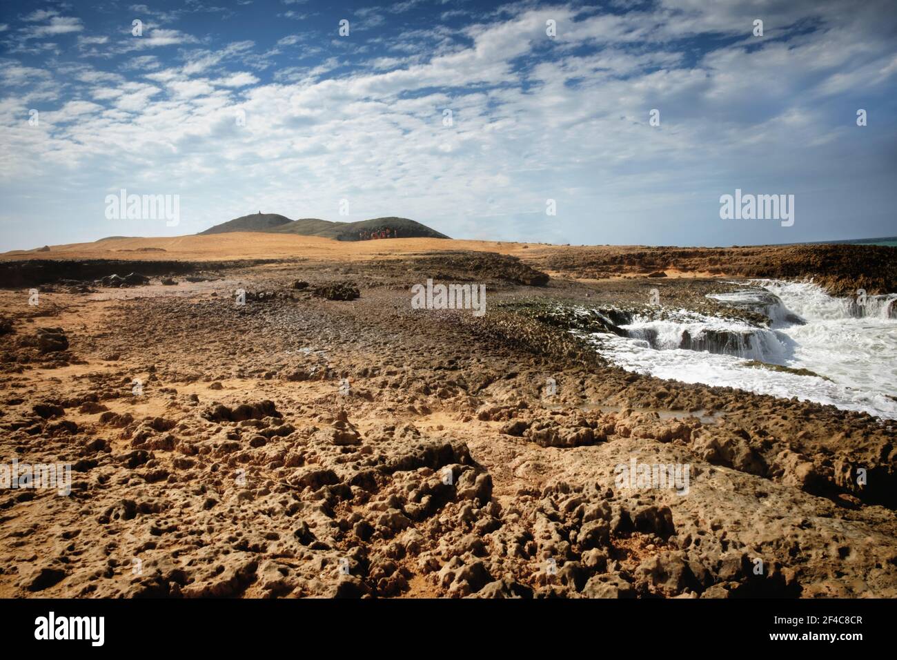 Le surf livre les rochers dans le paysage désertique de la Guajira, Colombie. Banque D'Images