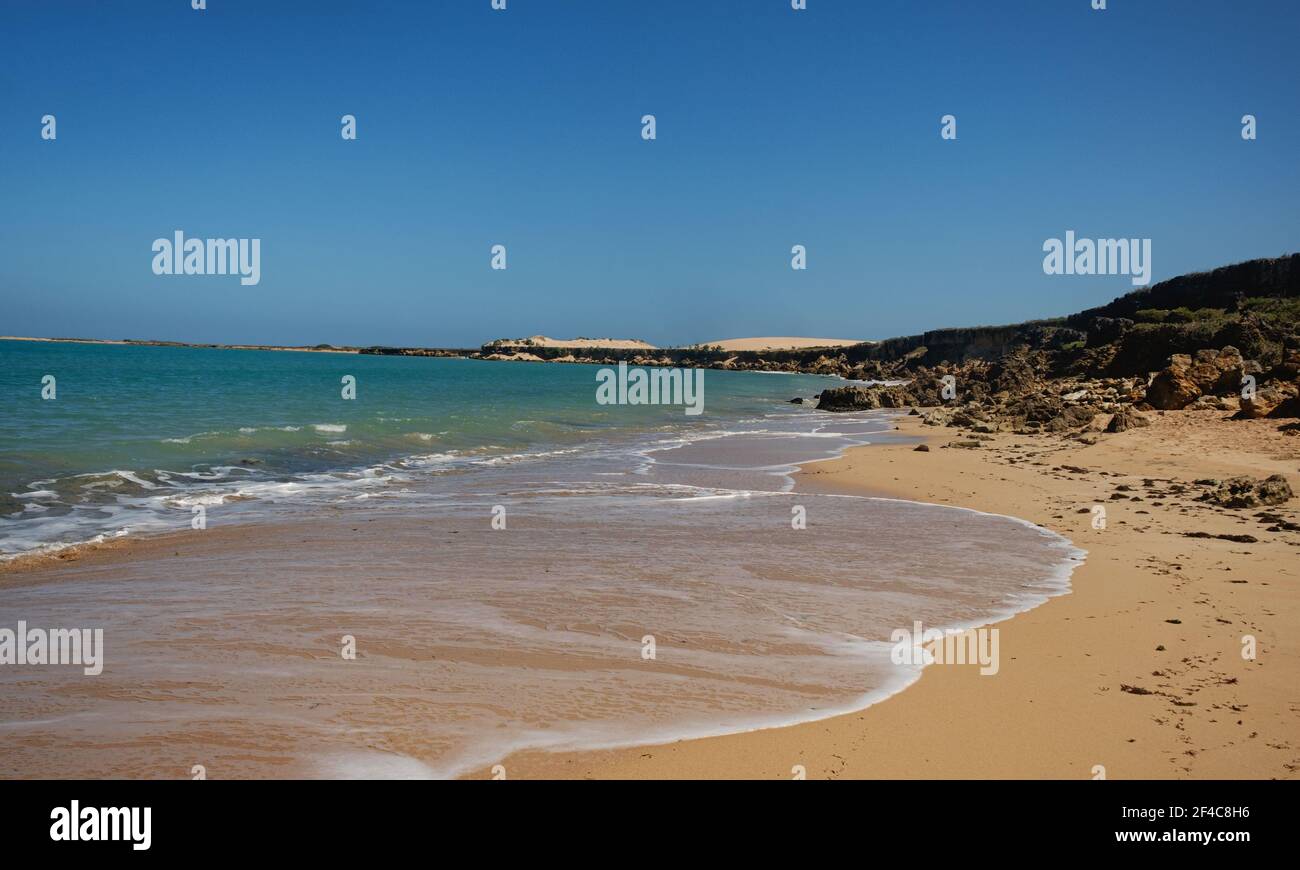 Le sean rencontre le désert à Punta Gallinas, la Guajira, le point le plus au nord de la Colombie. Banque D'Images