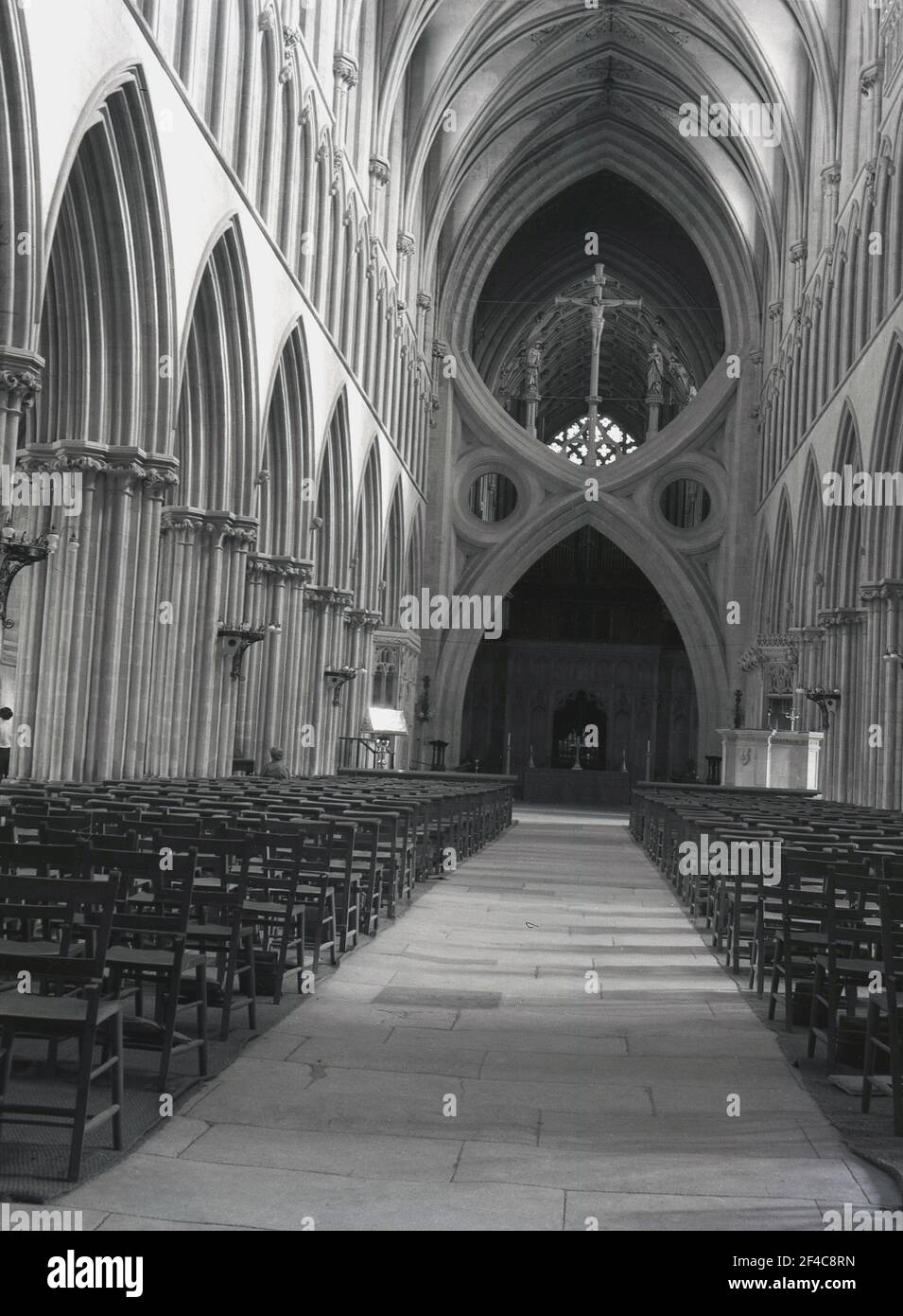 1950s, historique, le magnifique hall intérieur de Wells Cathederal, un cathédral anglican construit dans le style gothique, à Wells, Somerset, Angleterre, Royaume-Uni et le siège de l'évêque de Bath et Wells. Banque D'Images