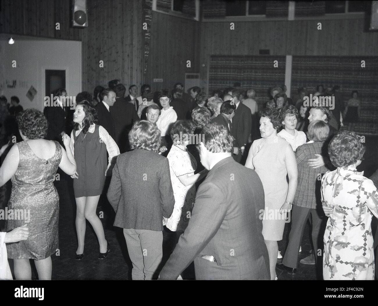 1972, historique, c'est les années 70 et à l'intérieur d'un hôtel de ville communautaire provincial, les gens ayant un 'boogie' comme ils aiment sur la piste de danse à un dîner et danse de district local, Angleterre, Royaume-Uni. Banque D'Images
