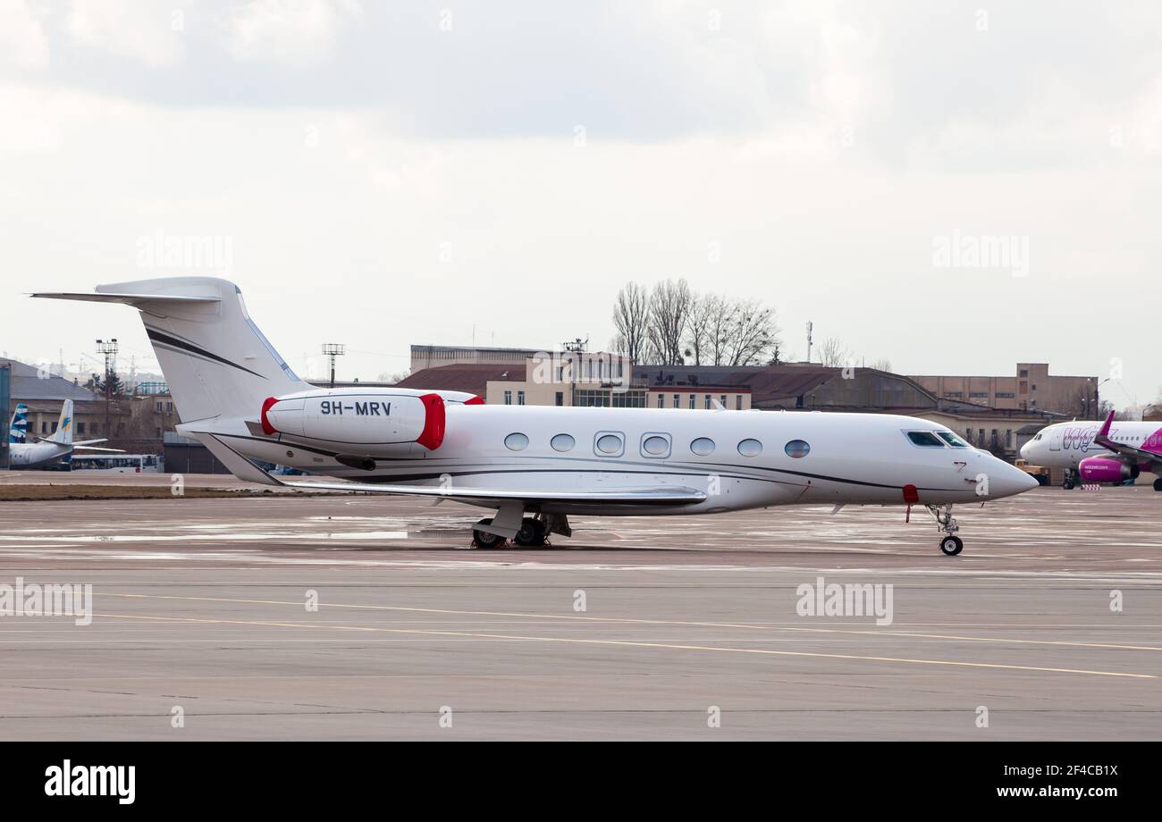 Ukraine, Kiev - 19 mars 2021 : avion Gulfstream G500 sur le tablier. Avion - 9h-MRV petit avion blanc Chartered. Banque D'Images