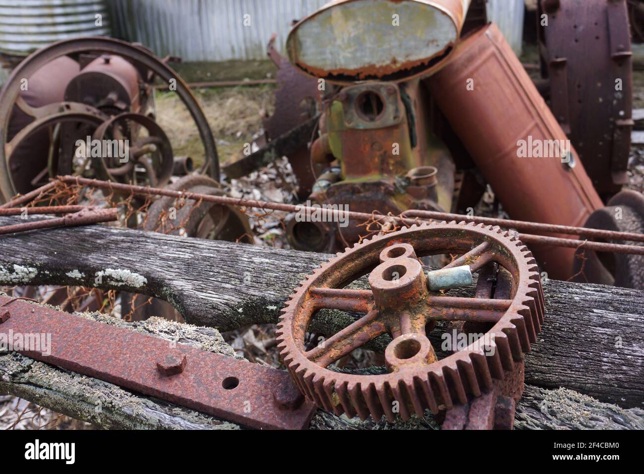 Vieux matériel agricole et pièces utilisées pour planter la canne à sucre dans les tropiques, laissé à la rouille derrière un hangar. Banque D'Images