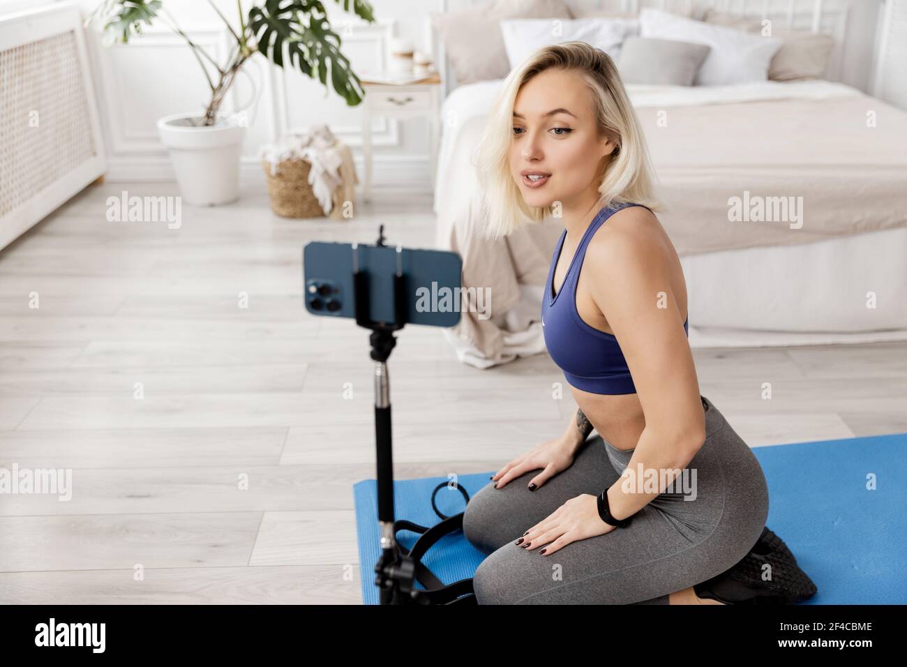 Jeune femme sportive attrayante entre pour le sport. Dirige un blog vidéo de sport, un entraîneur expérimenté donne des conseils utiles à ses abonnés. Une forme physique Banque D'Images