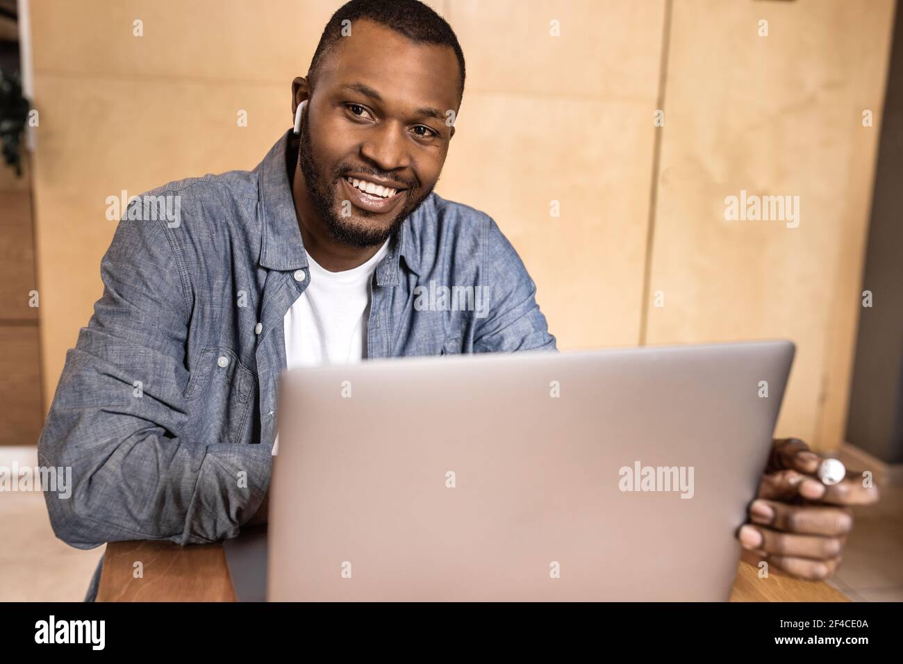Portrait de tête souriant homme d'affaires afro-américain faisant un appel vidéo, regardant la caméra, confiant, un jeune entraîneur positif menant une leçon à distance Banque D'Images