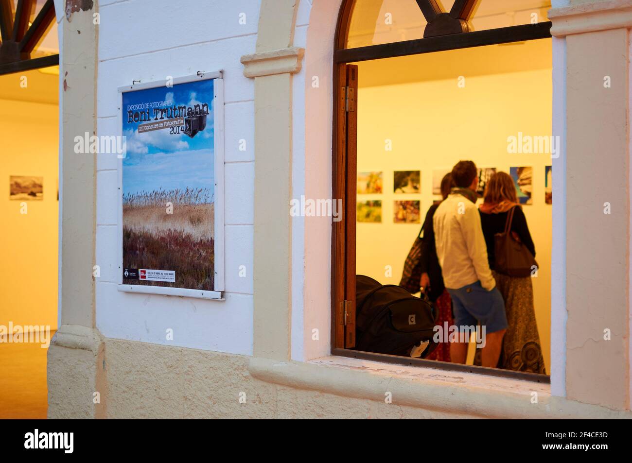 Attaquantes à la cérémonie de remise des prix du concours photo Beni Trutmann à l'exposition photo (Ajuntament Vell, Sant Francesc Xavier, Formentera, Espagne) Banque D'Images