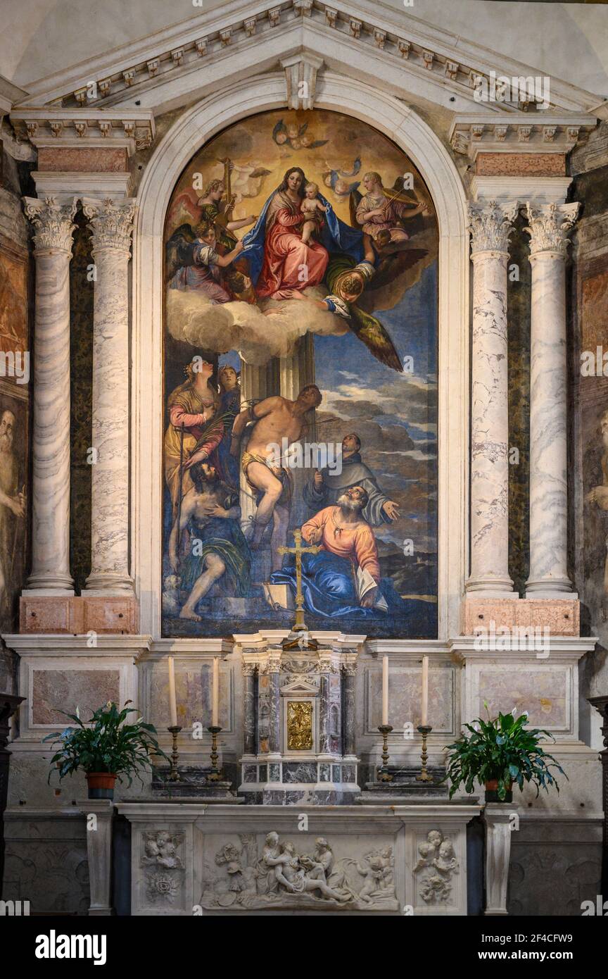 Venise. Italie. Chiesa di San Sebastiano (église Saint-Sébastien), le haut retable, représentant la Vierge et l'enfant en gloire avec les saints Sebastián Banque D'Images