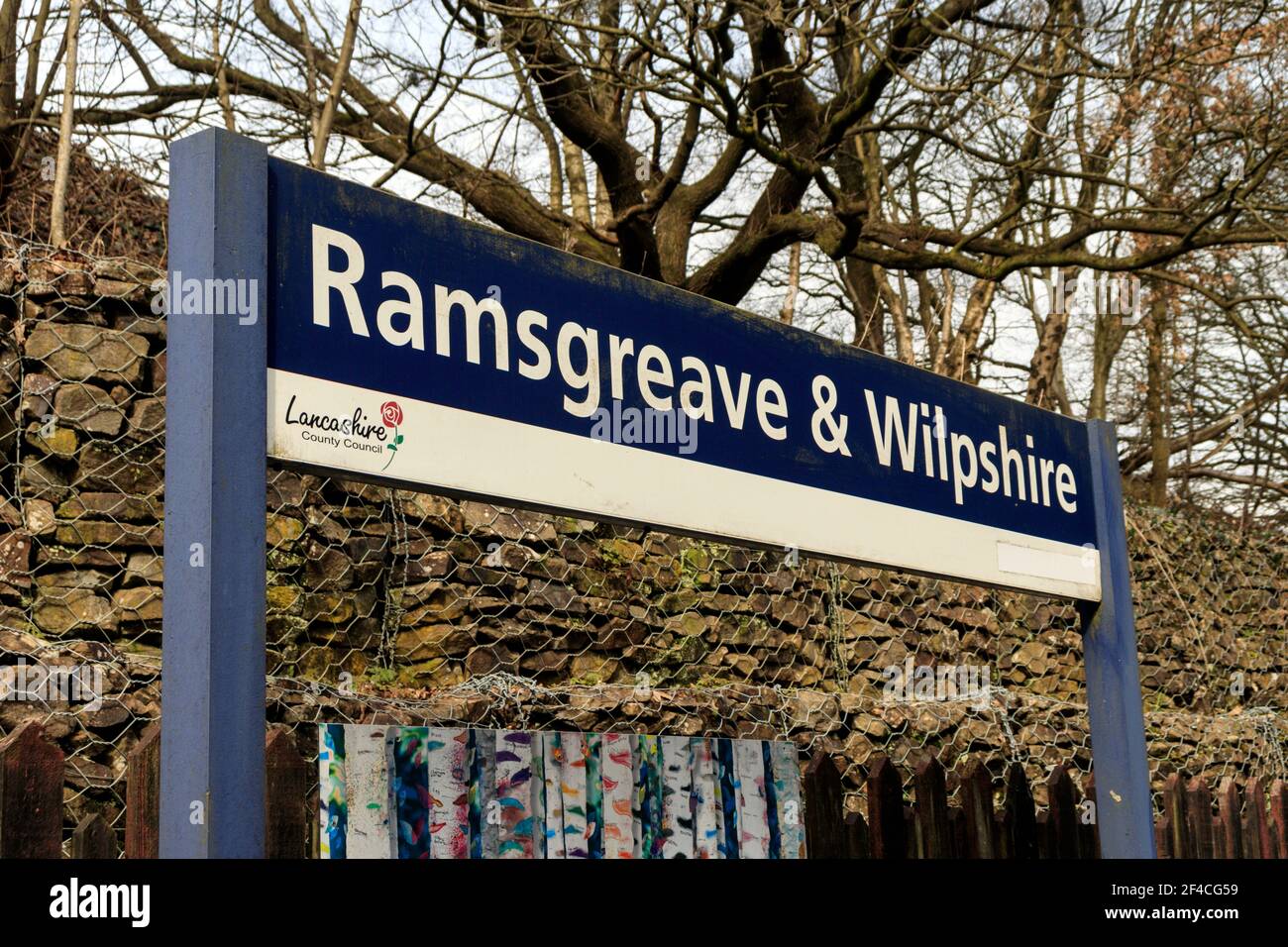 Panneau indiquant la gare ferroviaire de Ramsgreave et Wilpshire. Banque D'Images