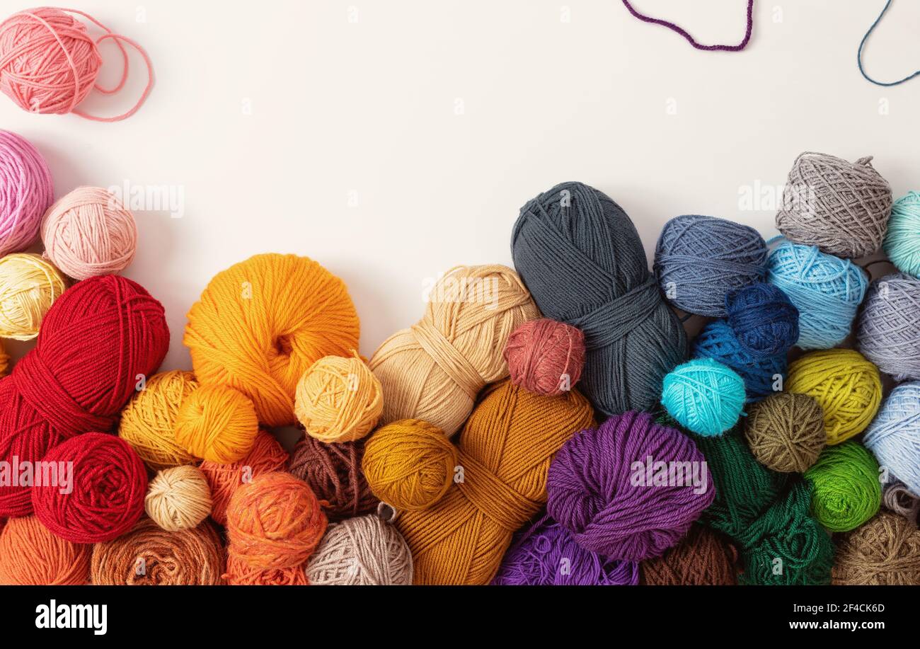 Boules de laine de différentes couleurs, sur fond blanc Banque D'Images