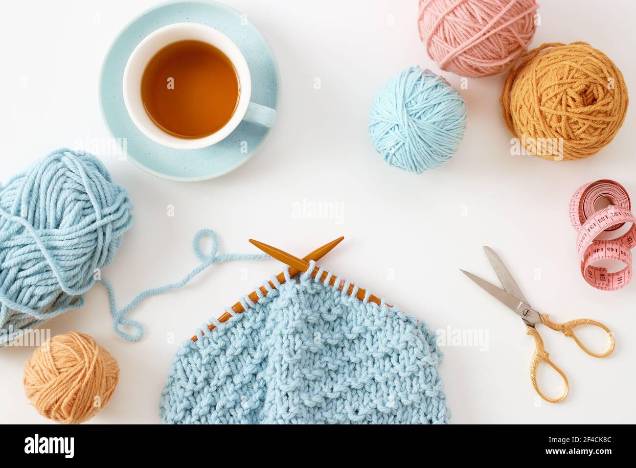 Projet de tricot en cours. Un morceau de pelote de laine à tricoter avec des aiguilles à tricoter et un. Banque D'Images
