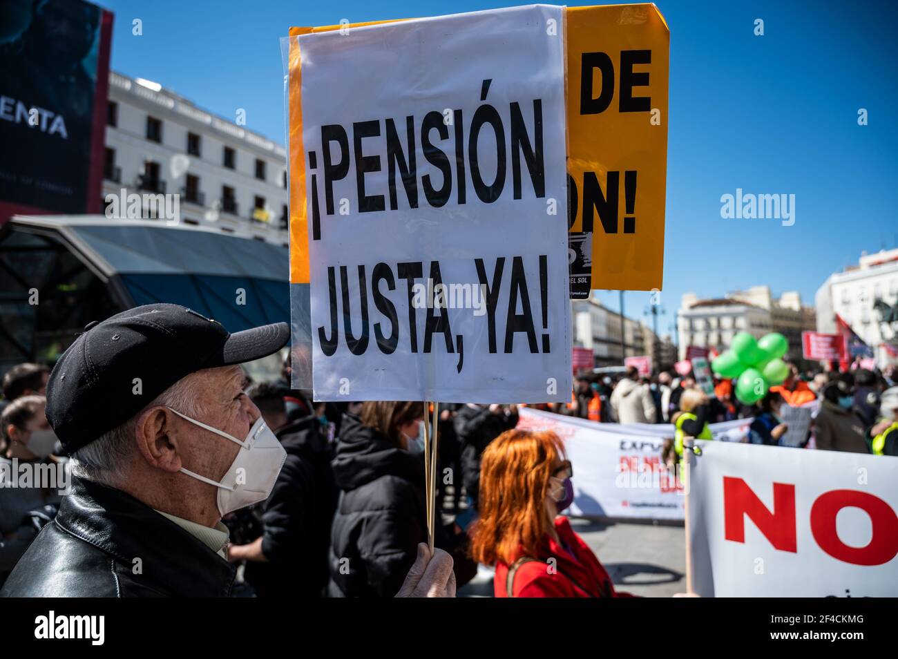 Madrid, Espagne. 20 mars 2021. Un homme portant un écriteau exigeant des retraites équitables lors d'une manifestation en faveur des retraités. Les retraités exigent des pensions publiques décentes et suffisantes et ont montré leur rejet des régimes de retraite des entreprises privées et exigent l'augmentation des pensions minimales à 1,084 euros. Credit: Marcos del Mazo/Alay Live News Banque D'Images