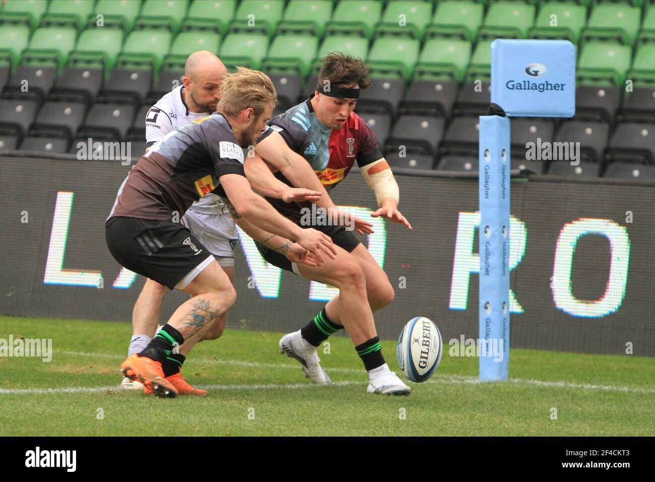 Twickenham, Angleterre. 20 mars 2021. Tyrone Green de Harlequins Jack Clement de Gloucester et Cadan Murley de Harlequins se disputent tous sur la ligne d'essai lors du match Gallagher Premiership entre Harlequins et Gloucester au Stoop. Credit: Richard Perriman/Alamy Live News Banque D'Images