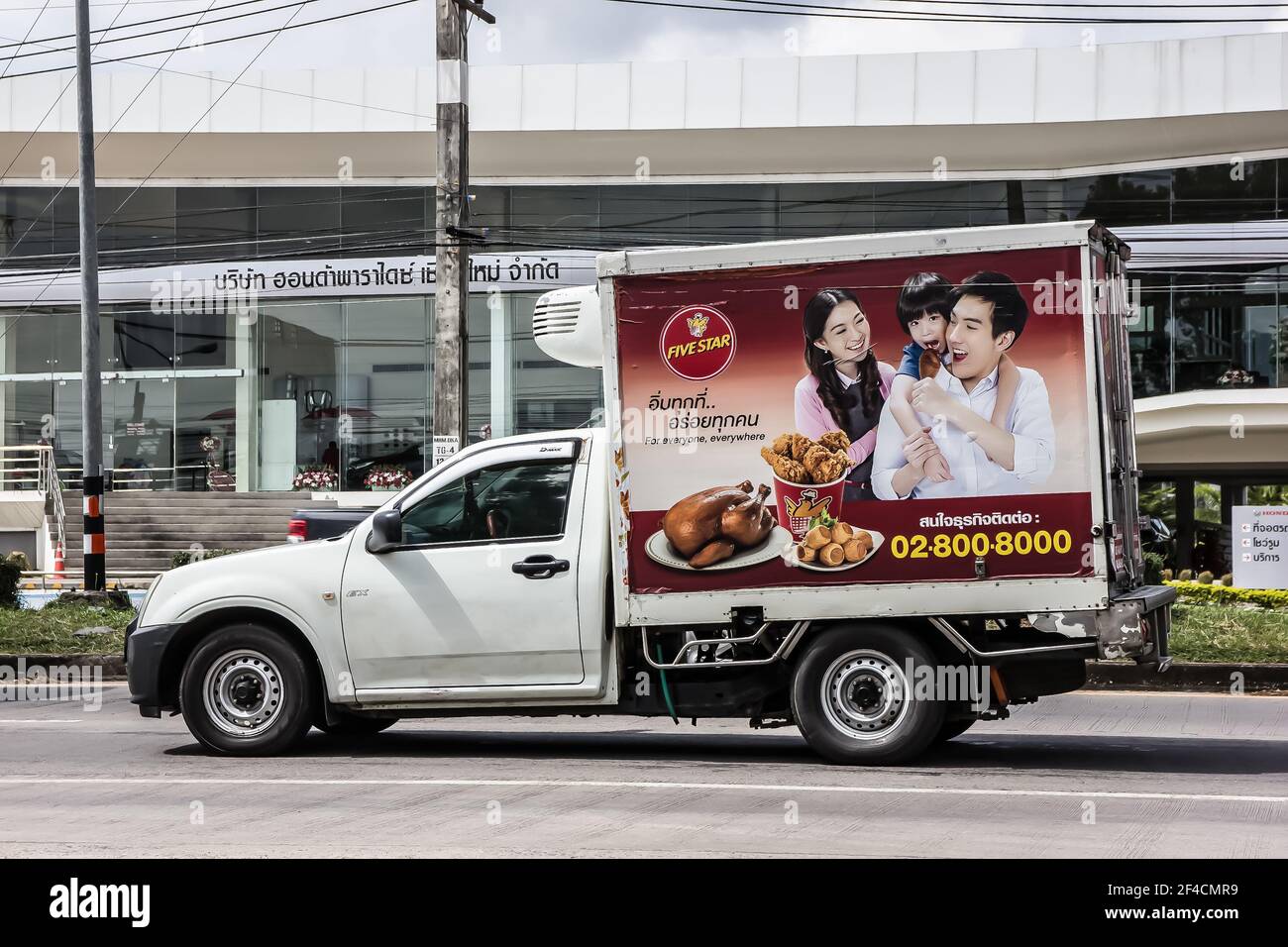 Chiangmai, Thaïlande - 2 mars 2021 : camion conteneur de la compagnie ALIMENTAIRE FIVE STAR. Photo sur la route n°121 à environ 8 km du centre-ville de Chiangmai en thaïlande. Banque D'Images