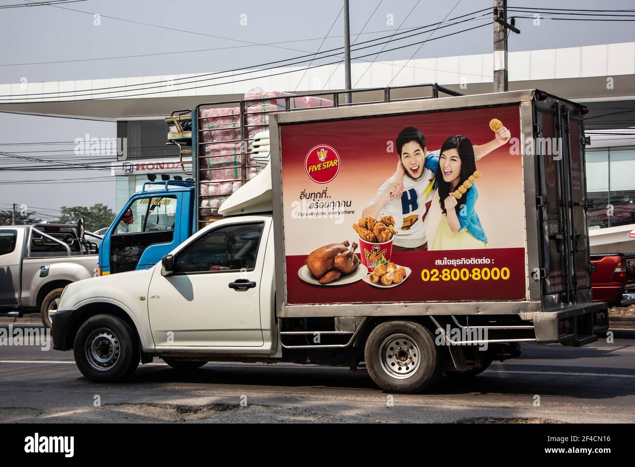 Chiangmai, Thaïlande - 2 mars 2021 : camion conteneur de la compagnie ALIMENTAIRE FIVE STAR. Photo sur la route n°121 à environ 8 km du centre-ville de Chiangmai en thaïlande. Banque D'Images