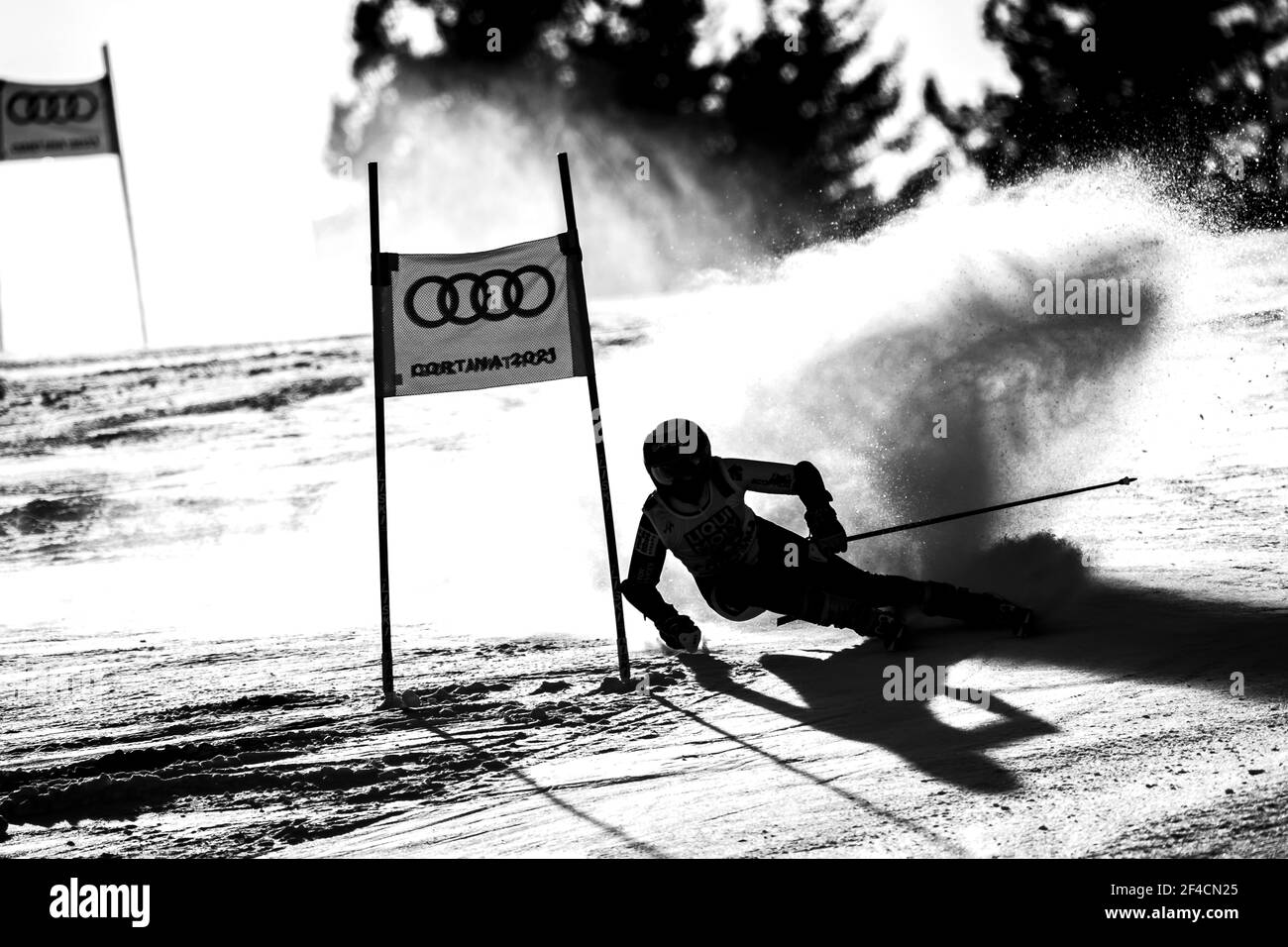 Cortina d'Ampezzo, Italie 18 février 2021: PAU Nuria (ESP) en compétition aux CHAMPIONNATS DU MONDE DE SKI ALPIN TELEPASS FIS 2021 Femme Giant Slalom on t Banque D'Images
