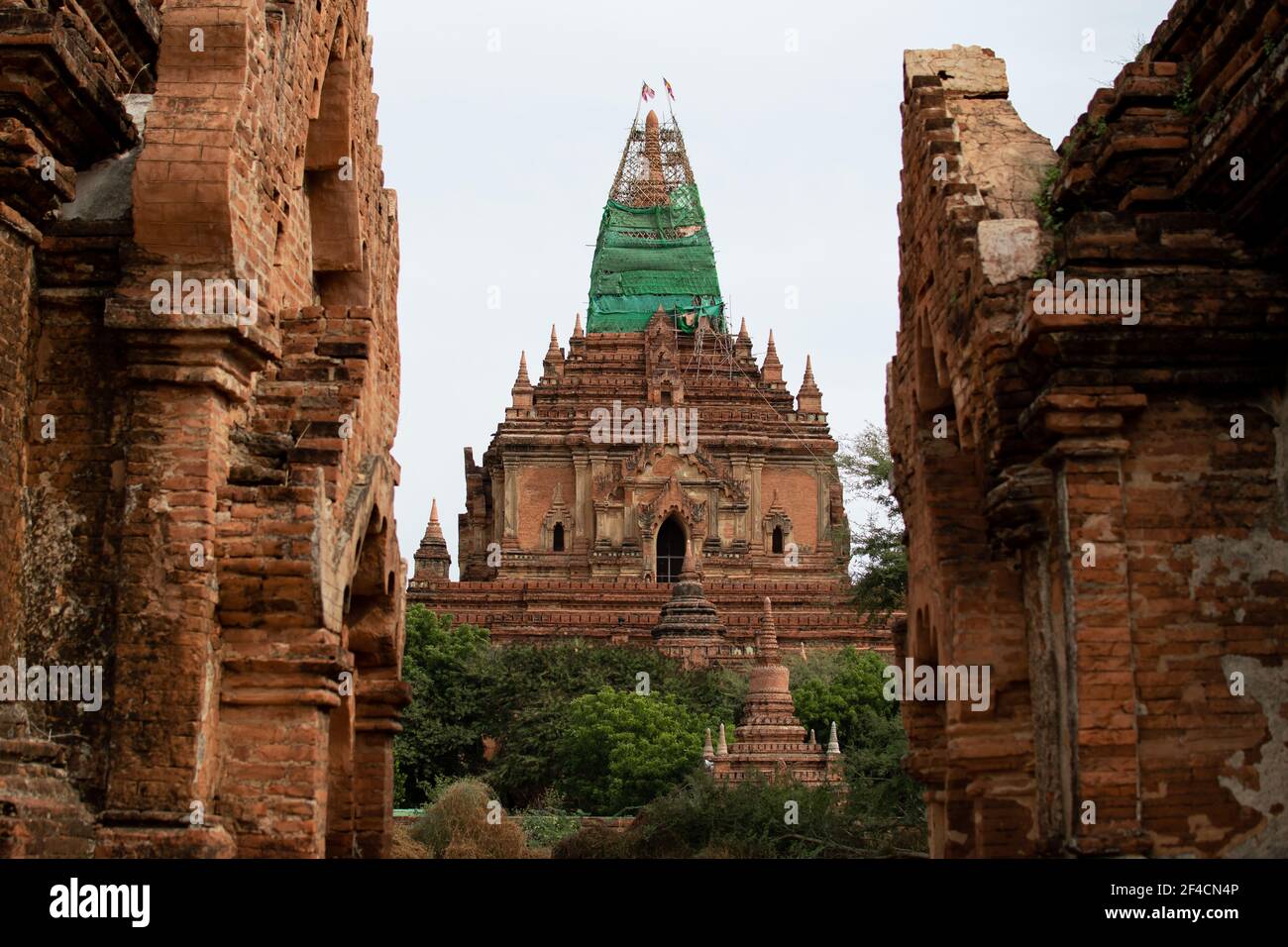 BAGAN, NYAUNG-U, MYANMAR - 3 JANVIER 2020 : une immense pagode de temple historique et ancien avec sa tour en construction Banque D'Images