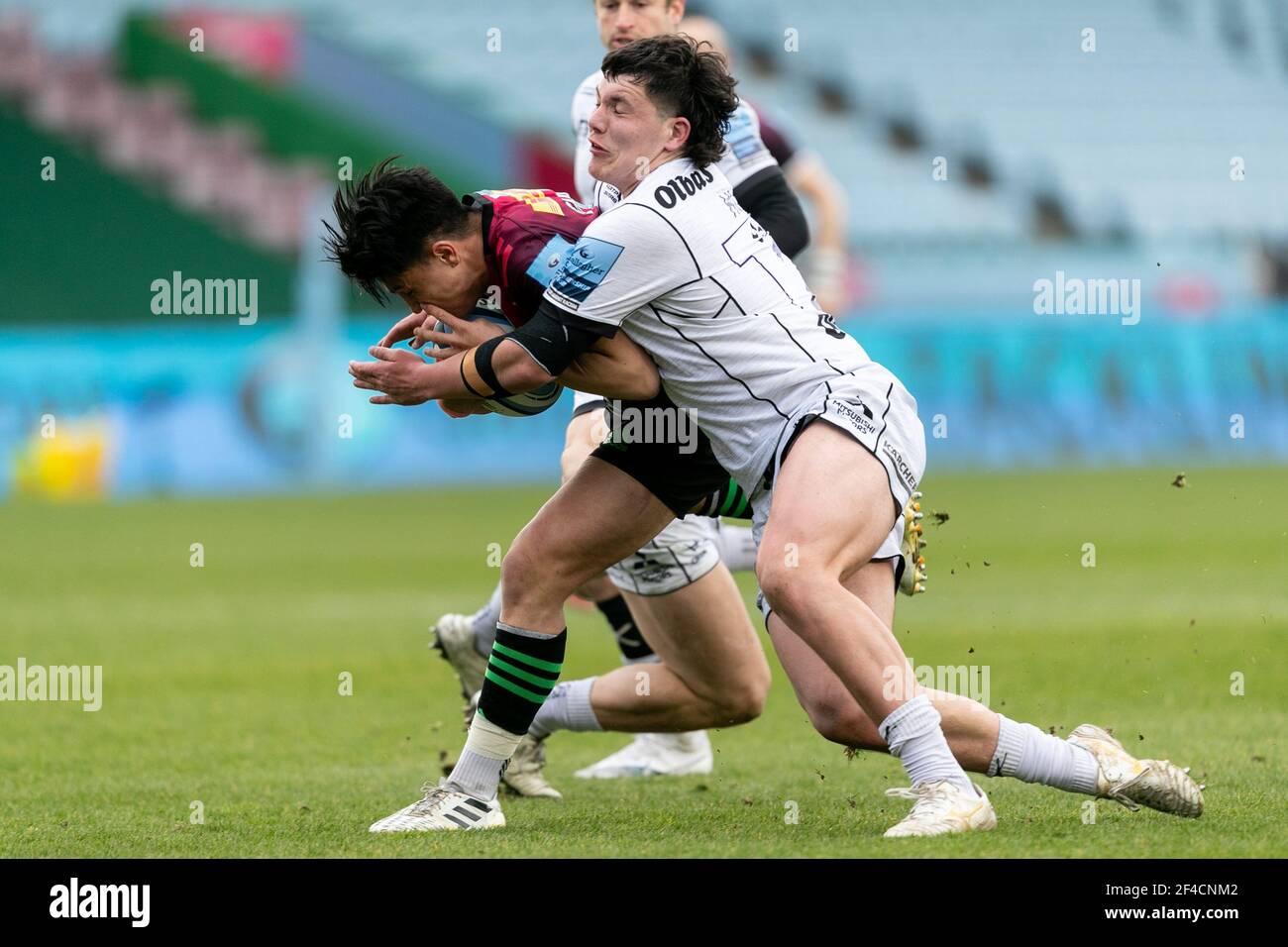 LONDRES, ANGLETERRE. 20 MARS : Marcus Smith de Harlequins est attaqué par Ethan Hunt de Gloucester lors du match Gallagher Premiership entre Harlequins et Gloucester Rugby à Twickenham Stoop, Londres, le samedi 20 mars 2021. (Crédit : Juan Gasparini | ACTUALITÉS MI) crédit : ACTUALITÉS MI et sport /Actualités Alay Live Banque D'Images