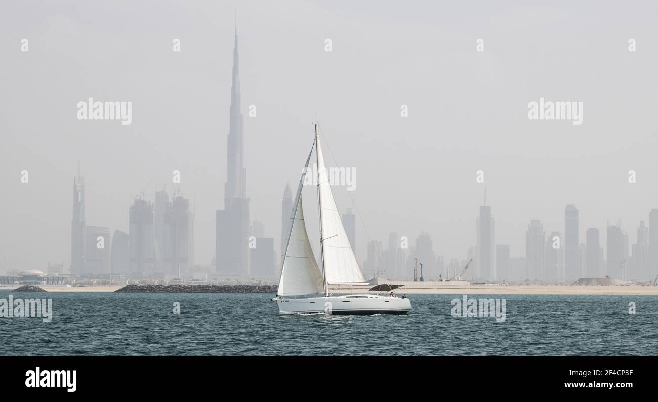 Voile en mer à Dubaï Banque D'Images