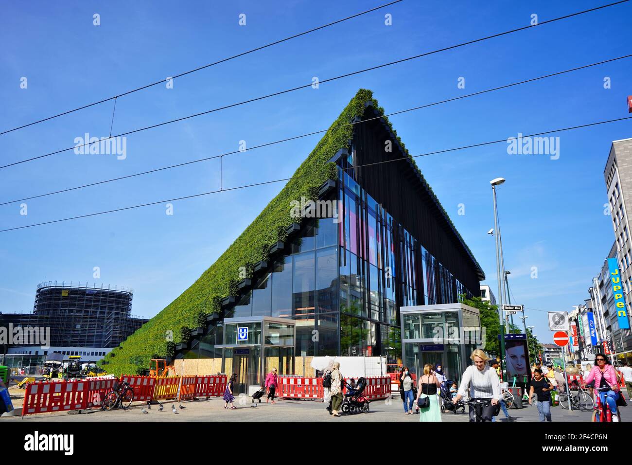 Travaux de construction en cours à l'hôtel qui se trouve au centre-ville de Düsseldorf. Le projet innovant de la ville de la ville est le projet de la ville de la ville plus verte. Banque D'Images