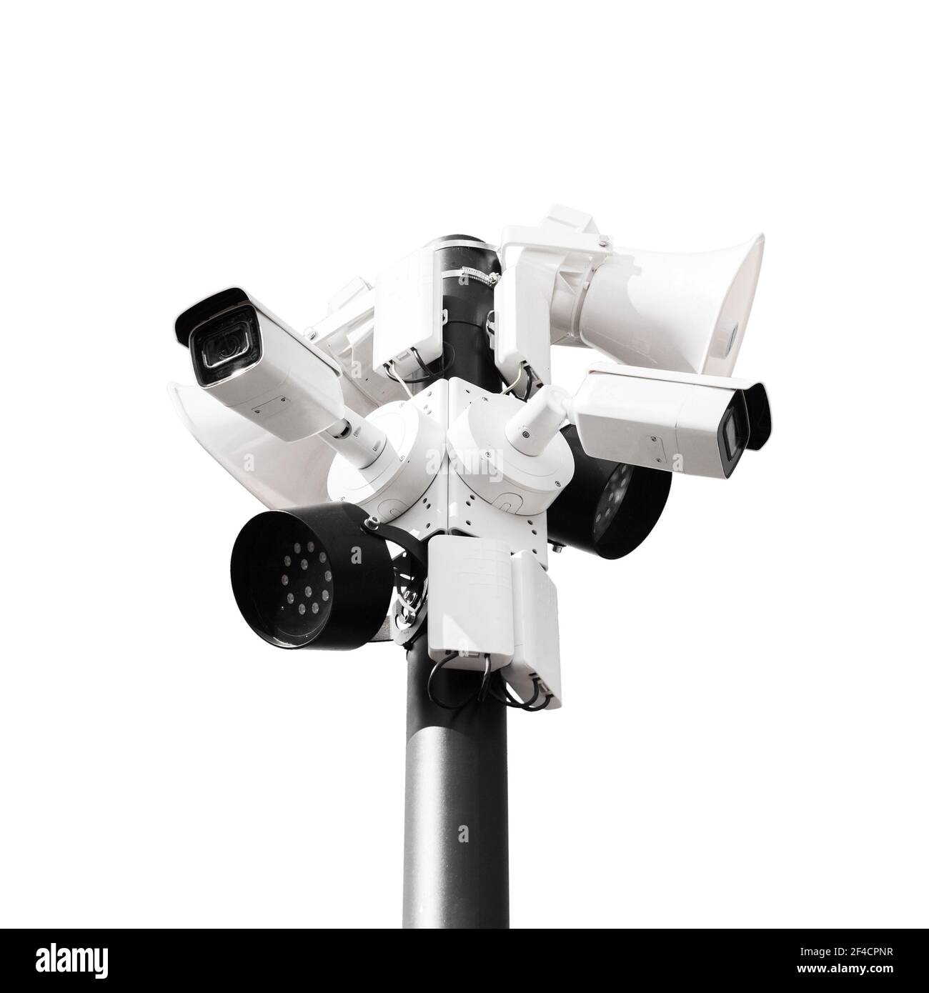 Caméras, lumières et haut-parleurs CCTV sur un poteau isolé sur fond blanc Banque D'Images