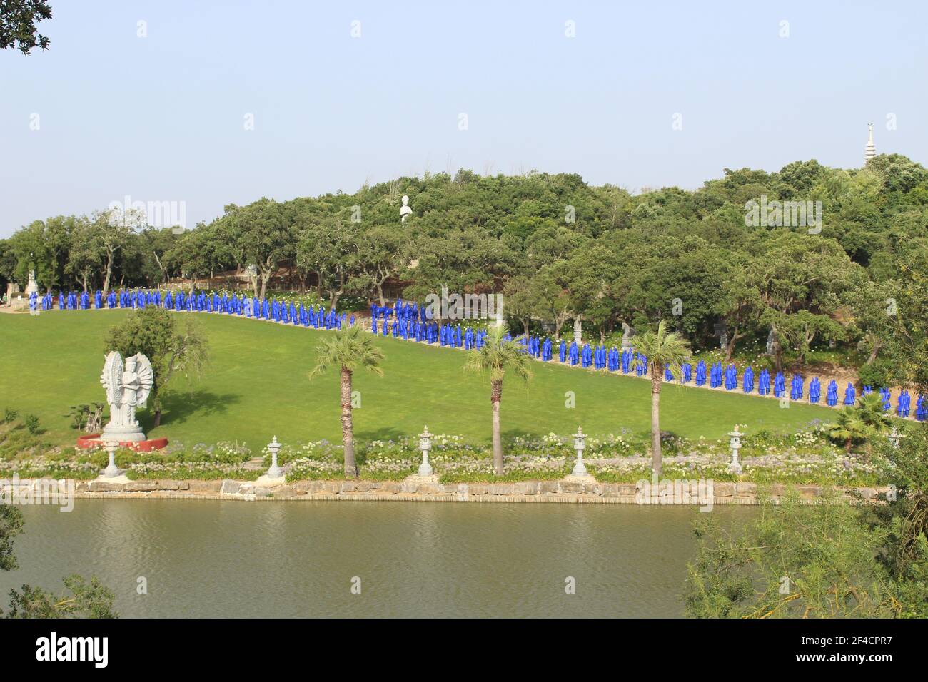 Statue bouddhiste à émerger dans la nature, dans le plus grand jardin oriental d'Europe, Bacalhôa Bouddha Eden Banque D'Images