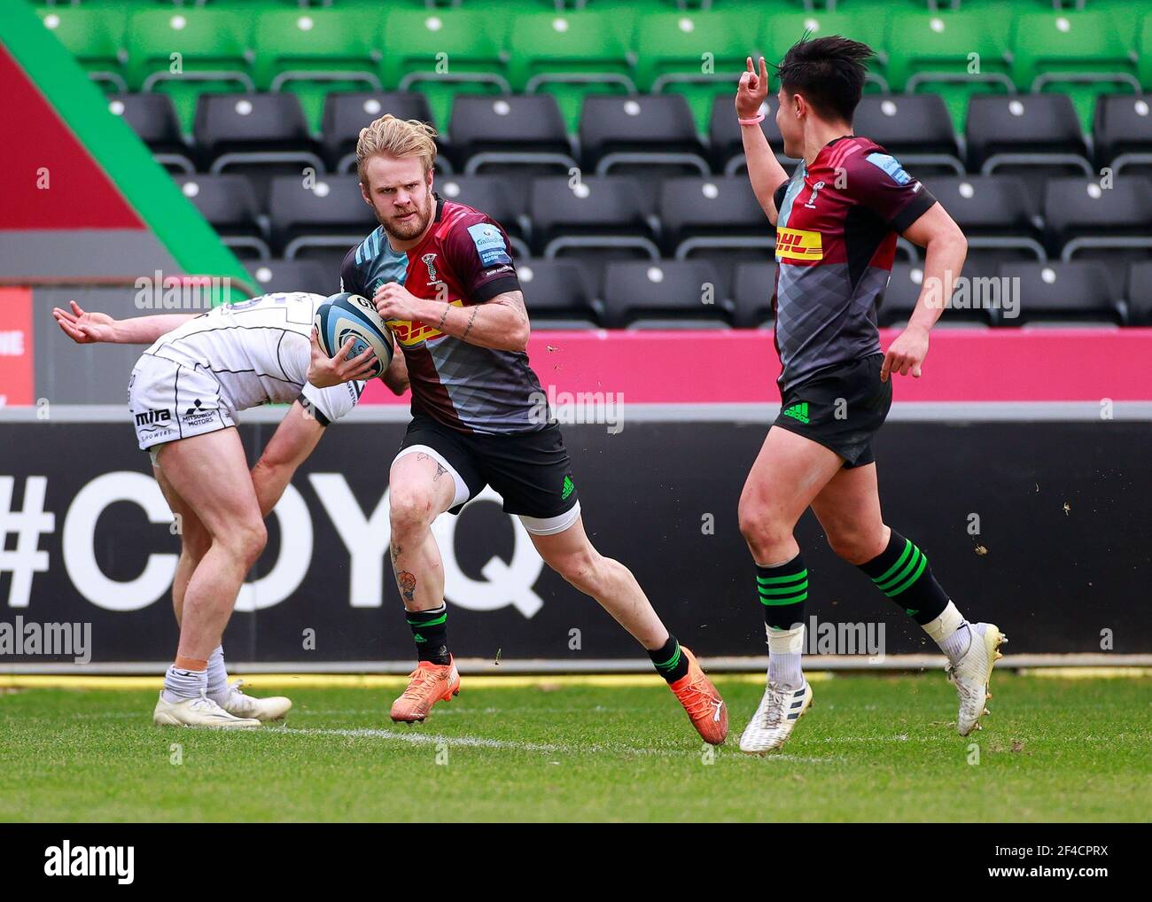 Twickenham Stoop, Londres, Royaume-Uni. 20 mars 2021. Anglais Premiership Rugby, Harlequins versus Gloucester; Harlequins, Gloucester; Marcus Smith de Harlequins célébrant l'essai tandis que Tyrone Green de Harlequins court avec un léger sourire de satisfaction crédit: Action plus Sports/Alay Live News Banque D'Images