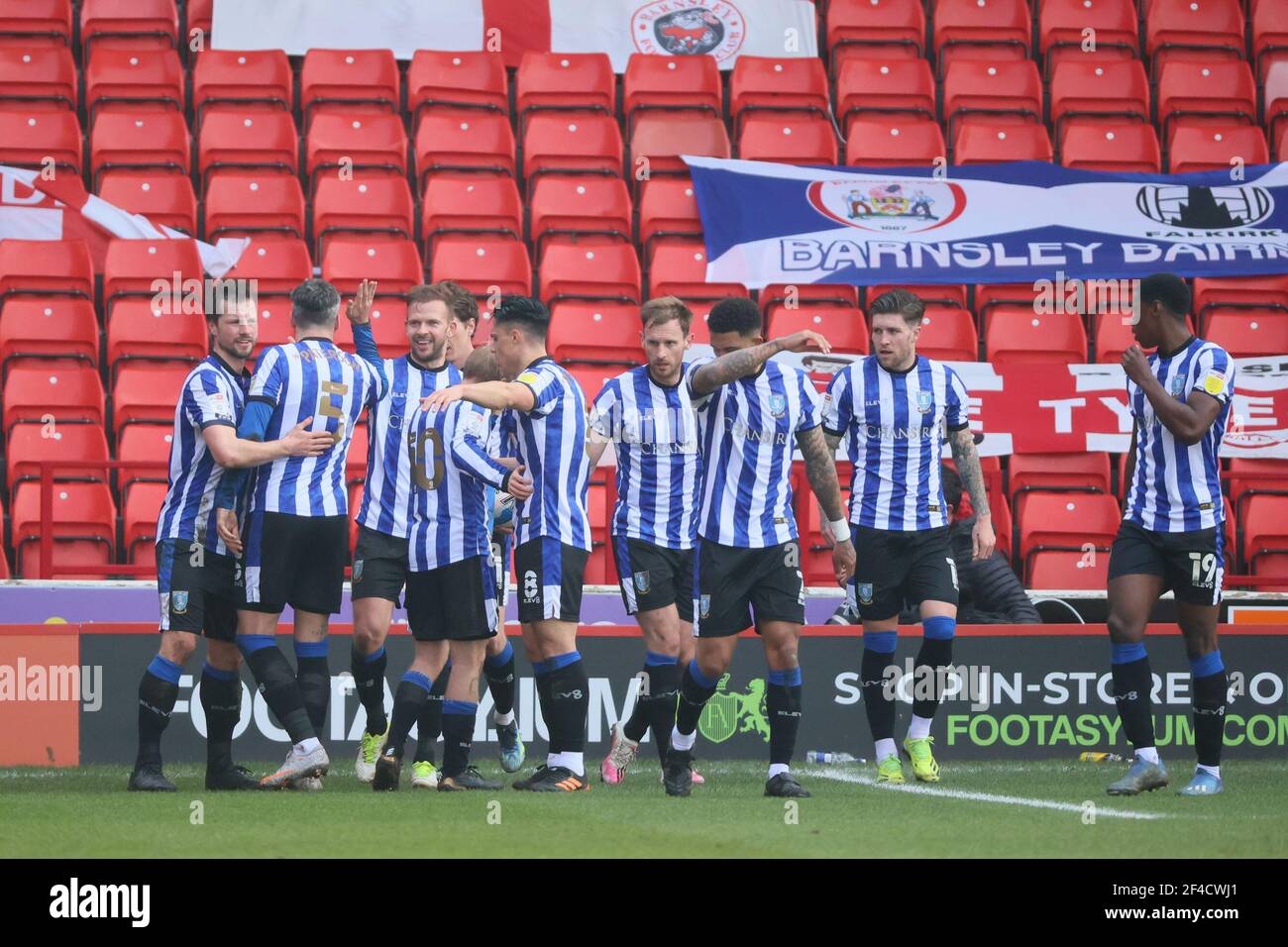 BARNSLEY, ANGLETERRE. 20 MARS : Jordan Rhodes de Sheffield mercredi marque le premier but de son équipe lors du match de championnat SkyBet entre Barnsley et Sheffield mercredi à Oakwell, Barnsley, le samedi 20 mars 2021. (Credit: Pat Scaasi | MI News) Credit: MI News & Sport /Alay Live News Banque D'Images