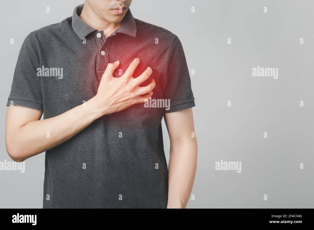 L'homme a des douleurs thoraciques souffrant de maladies cardiaques, de maladies cardiovasculaires, de crises cardiaques. Concept de soins de santé. Banque D'Images L'homme a des douleurs thoraciques souffrant de maladies cardiaques, de maladies cardiovasculaires, de crises cardiaques. Concept de soins de santé. Banque D'Images