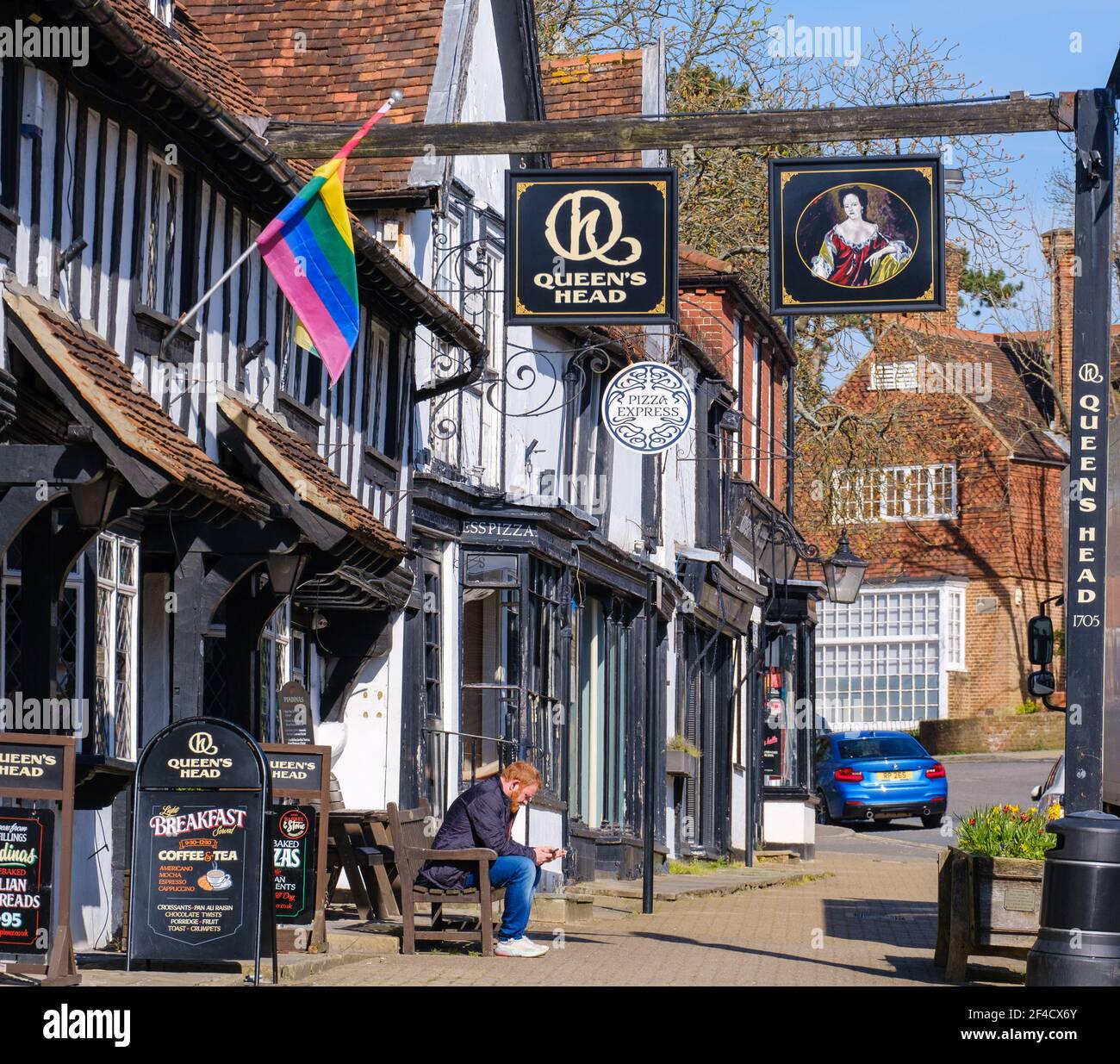 Pinner Village High Street. Pub historique Queen's Head, Pizza Express dans le bâtiment de