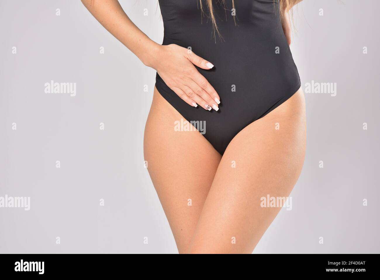 Femme tenant son abdomen inférieur dans la douleur, concept de santé féminine Banque D'Images