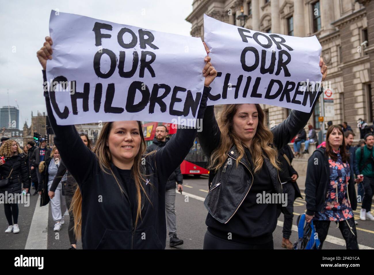 Westminster, Londres, Royaume-Uni. 20 mars 2021. Des manifestants anti-verrouillage se sont rassemblés autour du Parlement et de Whitehall. Un grand nombre de manifestants ont défilé autour de Westminster, ce qui a paralysé la circulation à Whitehall et sur la place du Parlement. Femmes avec des signes indiquant pour nos enfants Banque D'Images
