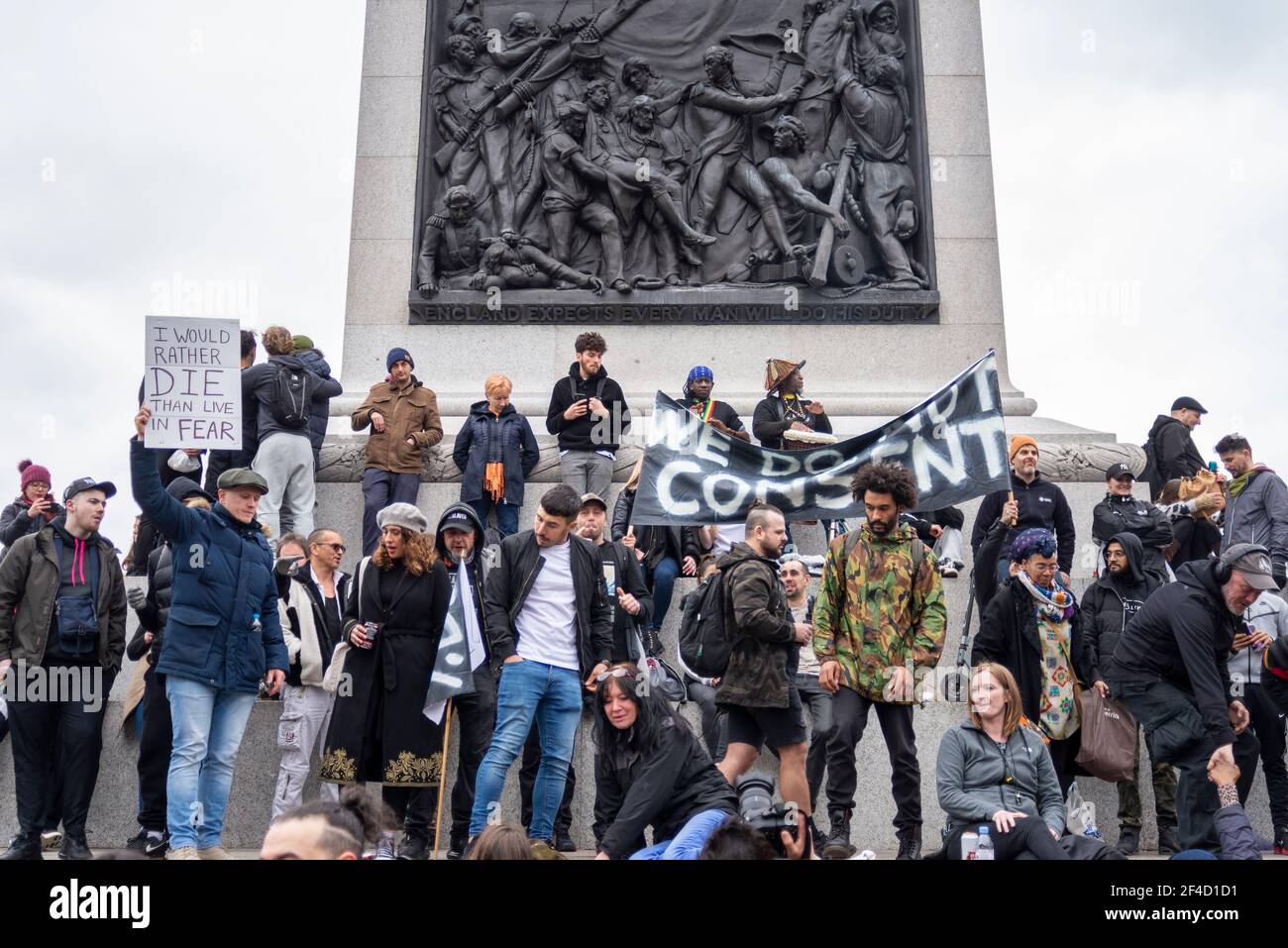 Westminster, Londres, Royaume-Uni. 20 mars 2021. Des manifestants anti-verrouillage se sont rassemblés à Trafalgar Square et à la base autour de la colonne de Nelson. Un grand nombre de manifestants ont défilé autour de Westminster, ce qui a paralysé la circulation à Whitehall et sur la place du Parlement Banque D'Images