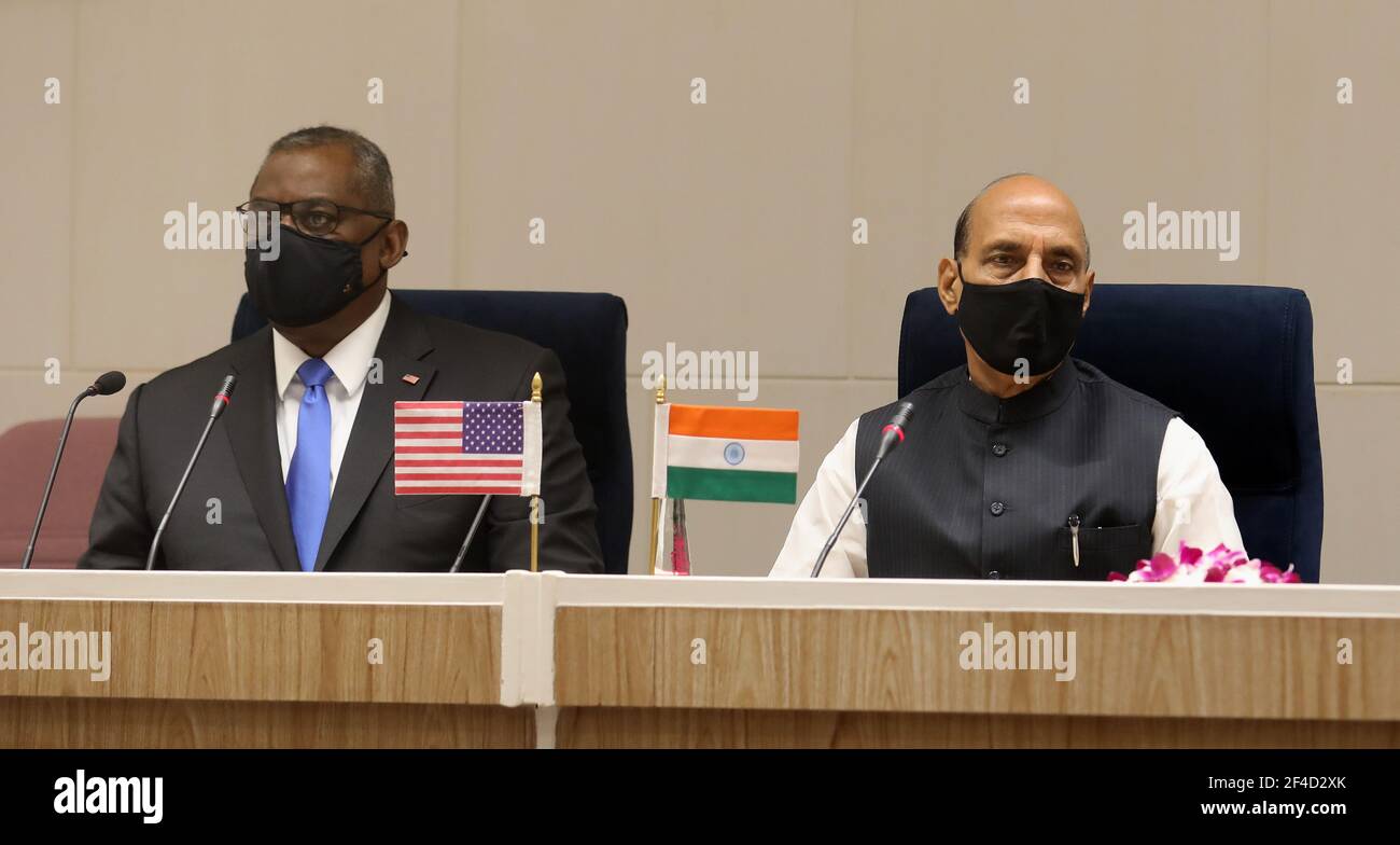 Le ministre indien de la Défense Rajnath Singh (R) et le secrétaire américain à la Défense Lloyd James Austin (L) assistent à une déclaration de presse conjointe.le secrétaire général de la Défense des États-Unis (Retd.) Lloyd James Austin visite de trois jours en Inde et son troisième arrêt lors de sa première visite à l'étranger. La première de ces interventions de la nouvelle administration des États-Unis après que le président Joe Biden ait pris ses fonctions. Banque D'Images