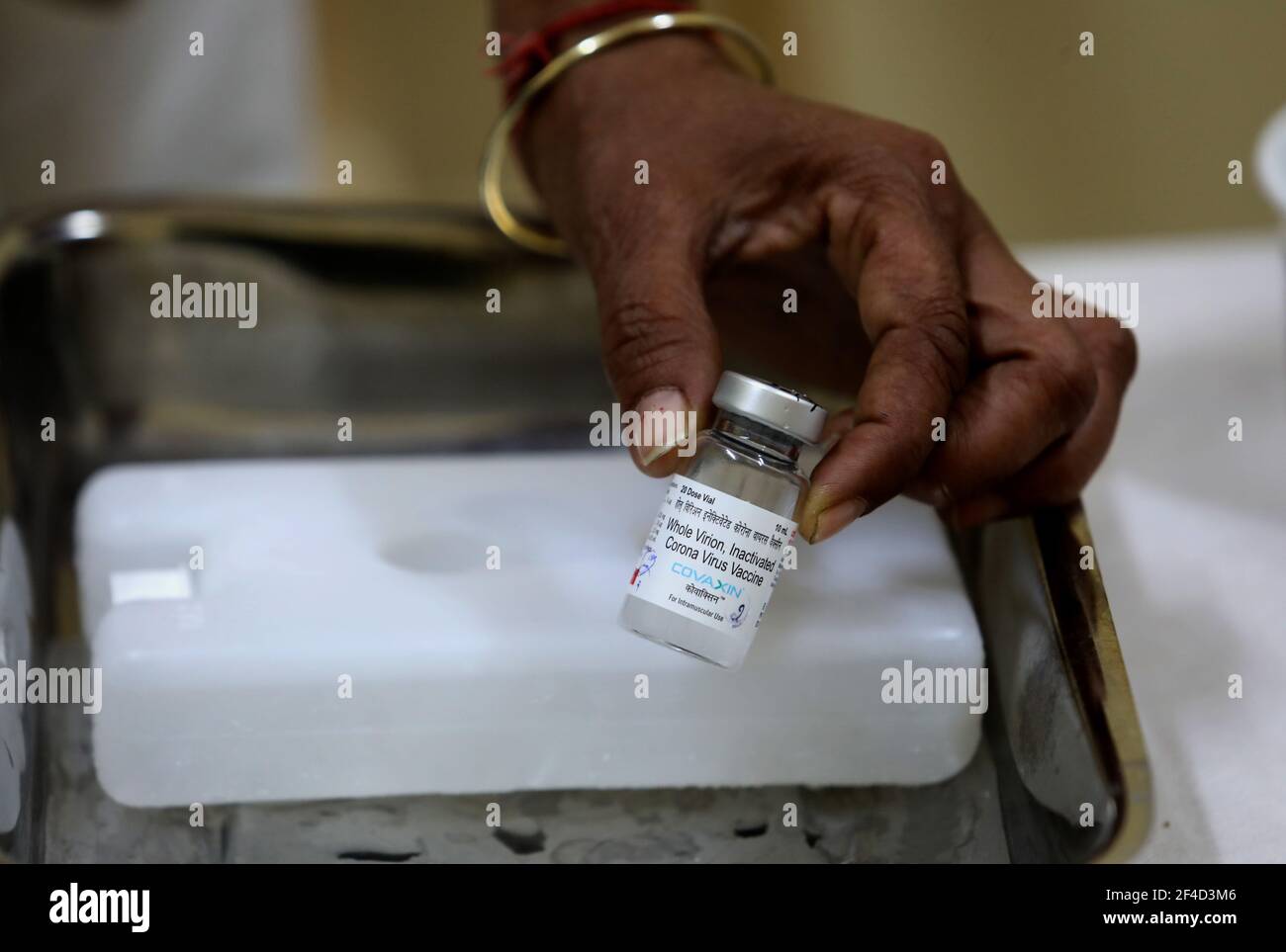 New Delhi, Inde. 20 mars 2021. Un travailleur de la santé tient un flacon de vaccin Covid-19 de COVAXIN mis au point par Bharat Biotech dans un dispensaire gouvernemental pendant la campagne de vaccination à l'échelle du pays.une campagne de vaccination a été lancée pour couvrir les citoyens âgés de plus de 60 ans et de plus de 45 ans souffrant de troubles comorbides. (Photo par Naveen Sharma/SOPA Images/Sipa USA) crédit: SIPA USA/Alay Live News Banque D'Images