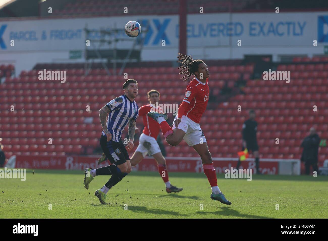 BARNSLEY, ANGLETERRE. 20 MARS : Toby Sibbick de Barnsley fait un entête lors du match de championnat SkyBet entre Barnsley et Sheffield mercredi à Oakwell, Barnsley, le samedi 20 mars 2021. (Credit: Pat Scaasi | MI News) Credit: MI News & Sport /Alay Live News Banque D'Images