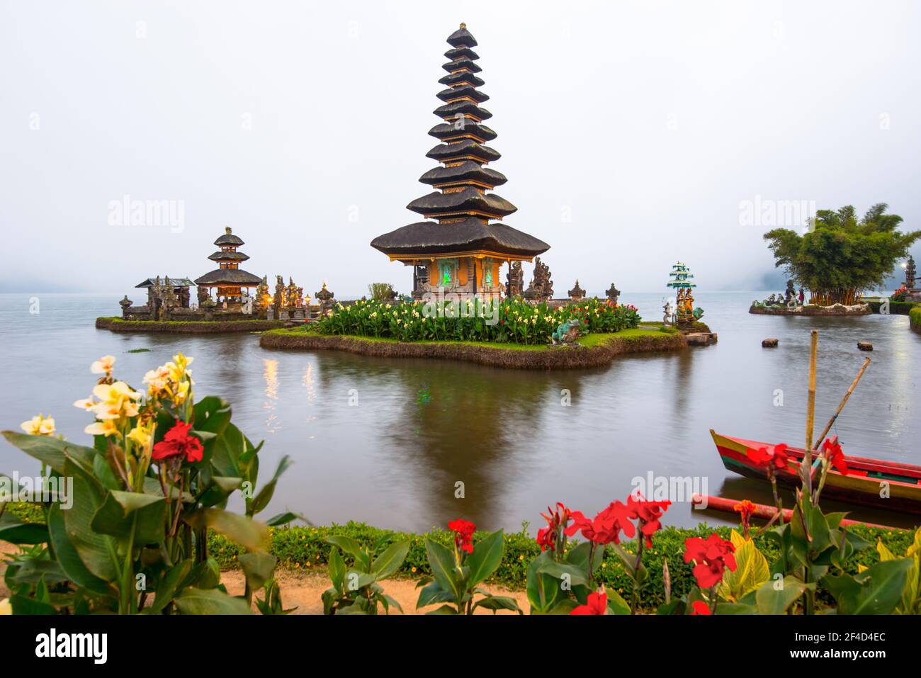 Pura Ulun Danu Bratan à la brume, temple sur le lac, Bedugul, Bali, Indonésie Banque D'Images