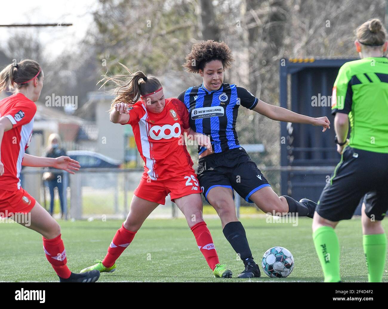 Sint Andries, Belgique. 20 mars 2021. Davinia Vanmechelen (25) de Standard photographié dans un duel avec Tracy Furo (14) du Club Brugge lors d'un match de football féminin entre le Club Brugge Dames YLA et Standard Femina de Liège le 17 e jour de match de la saison 2020 - 2021 de la Super League belge Scooore Womens, samedi 20 mars 2021 à Bruges, Belgique . PHOTO SPORTPIX.BE | SPP | DAVID CATRY Credit: SPP Sport Press photo. /Alamy Live News Banque D'Images